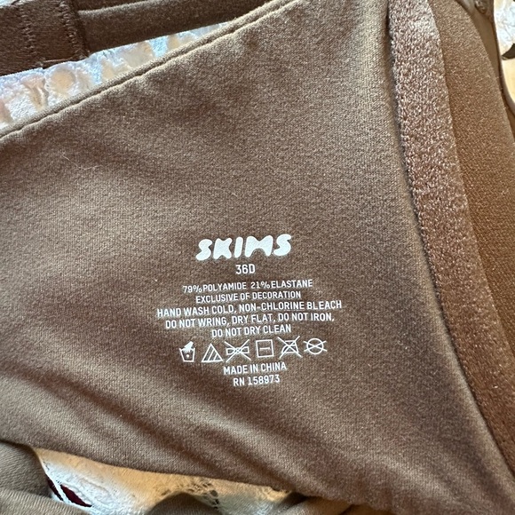 SKIMS Fits Everybody T-Shirt Bra - Picture 4 of 4